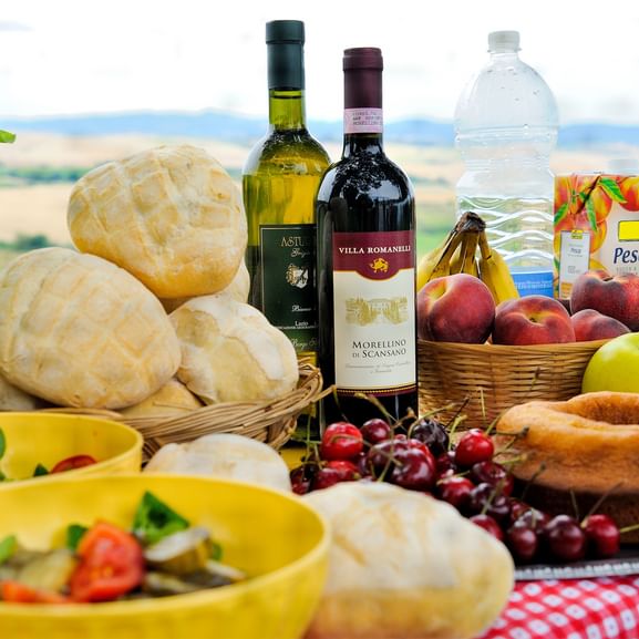 Gedeckter Tisch mit Delikatessen in der Toskana