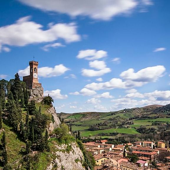 On voit la colline de la petite ville de Brisighella en Italie.
