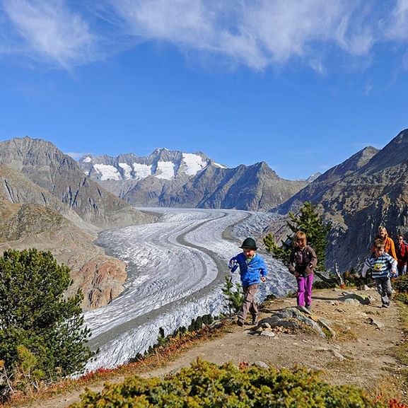 Wanderer auf dem Bergkam des Aletschglescher unter blauem Himmel