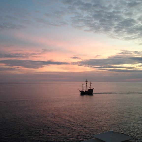 Schiff fährt auf dem Meer während eines Sonnenuntergangs. Rad-Schiff-Dalmatien mit Eurotrek.