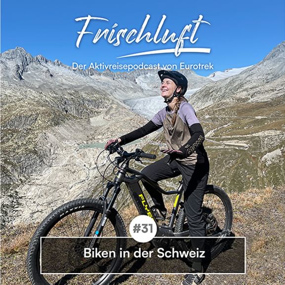 Radfahrerin auf E-Bike in Schweizer Alpen mit Gletscher. Text: Frischluft - Der Aktivreisepodcast von Eurotrek, #31 Biken in der Schweiz.