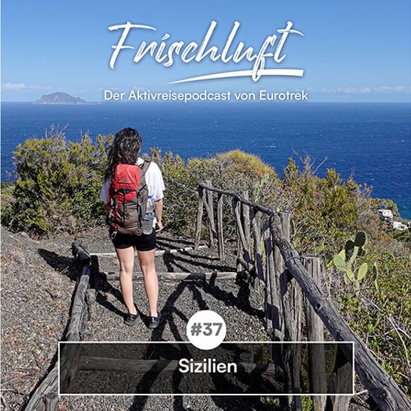 Wanderin mit rotem Rucksack auf Küstenpfad in Sizilien mit Blick auf blaues Mittelmeer und Inseln. Podcast-Cover für Frischluft Folge 37.