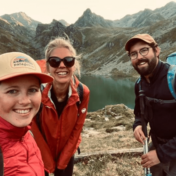 Nina, Ariane und Reto befinden sich an einem Bergsee auf der Haute Route im Wallis