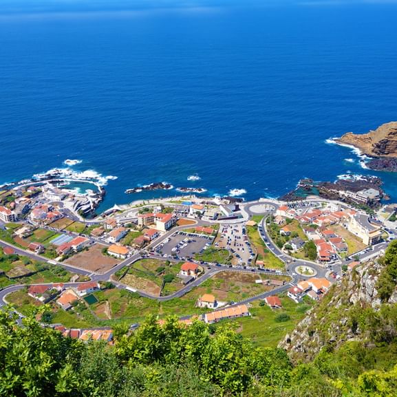 Ausblick beim Wandern auf die Küste Madeiras