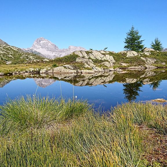 Ein kleiner Bergsee auf dem Albulapass auf der Hüttentour in Graubünden.