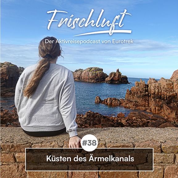 Frau mit langem Zopf sitzt auf Steinmauer mit Blick auf felsige Küste. Texteinblendung: 'Frischluft' Podcast Folge 38 über Küsten des Ärmelkanals.