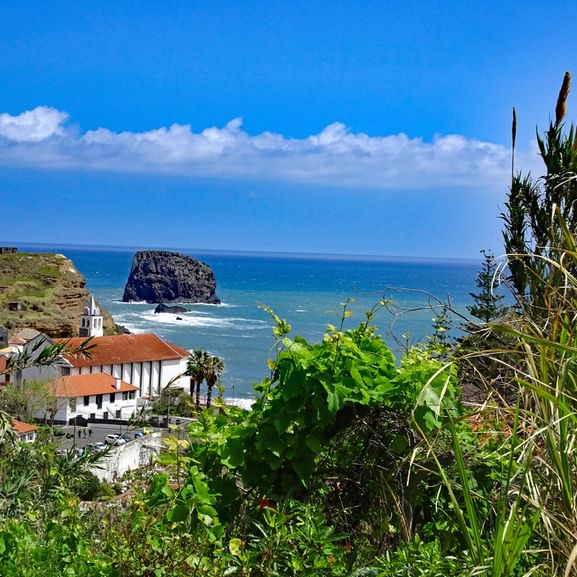 Pittoresk panorama längs vägen nära Porto da Cruz