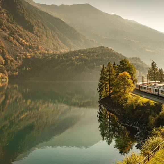 Goldene Stunde am See in Poschiavo. Bernina-Tour: Wanderferien mit Eurotrek.