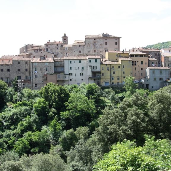 Alte, traditionelle Häuser befinden sich in einem kleinen Dorf in der Toskana in Italien.
