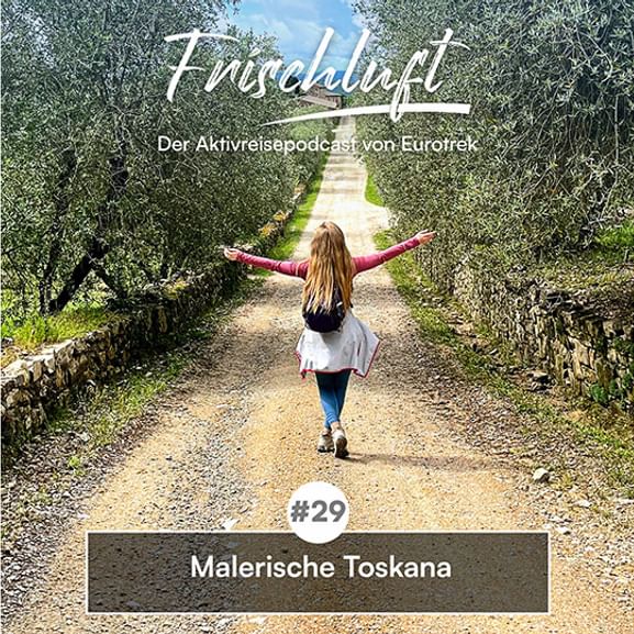 Podcast-Cover zeigt Frau mit ausgestreckten Armen auf toskanischem Landweg. Text lautet 'Frischluft #29 Malerische Toskana'.