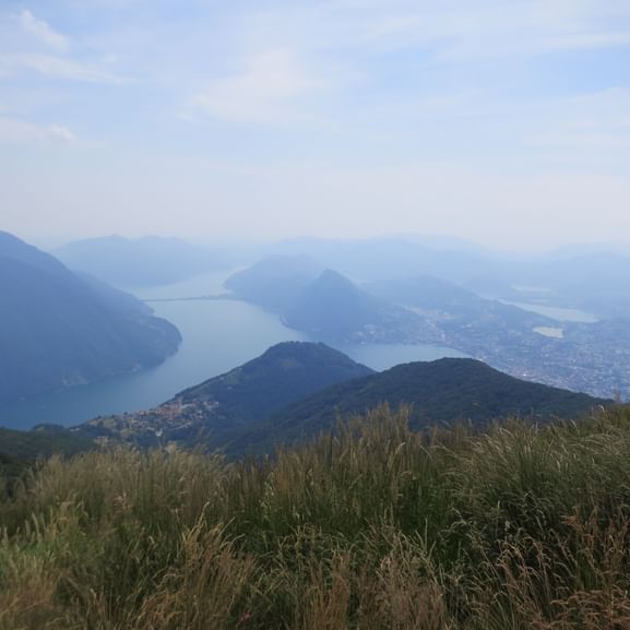 Aussicht vom Monte San Giorgio auf den Luganersee und Lugano.