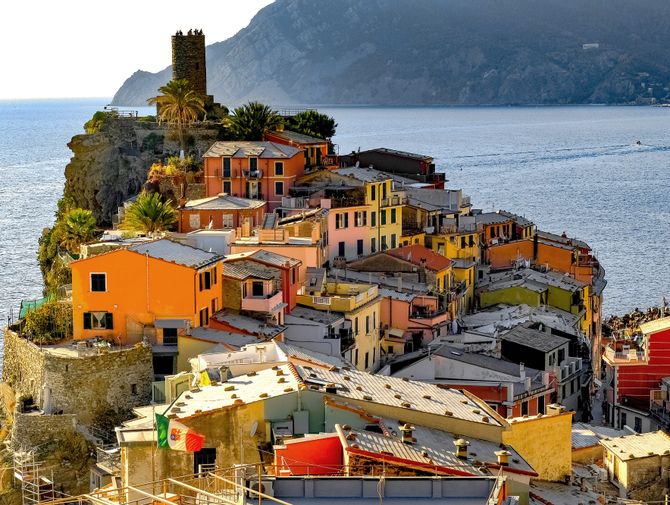 Die bunte Stadt Vernazza in Italien liegt auf einem Felsvorsprung am Mittelmeer.