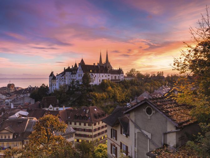 Das Schloss Neuchâtel liegt auf einem Hügel in der Stadt.<br/>