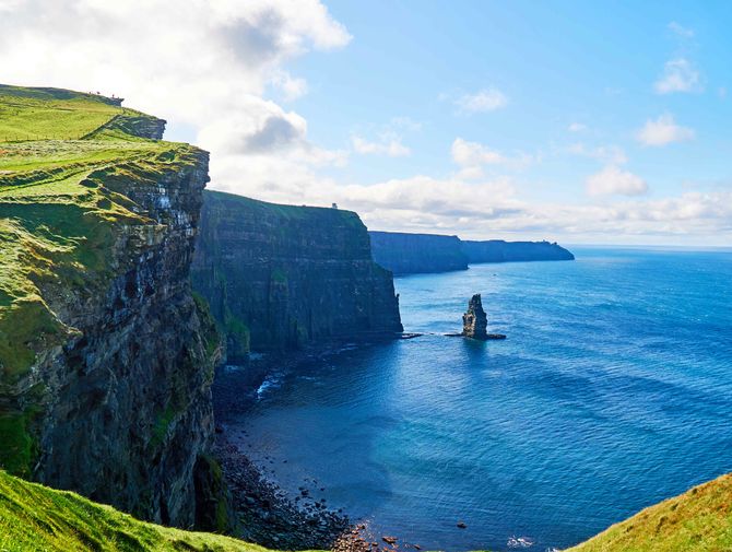 Wandern entlang den Cliffs of Moher in Irland
