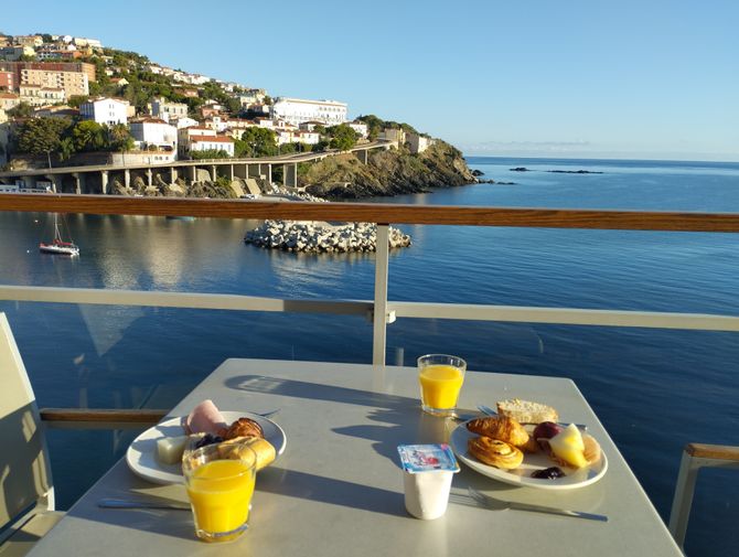 Frühstück in Cerbère mit Blick aufs Meer.