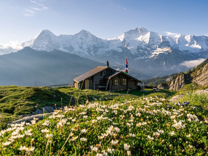 Lobhornhütte mit fantastischem Ausblick auf Eiger-, Mönch- und Jungfrau.