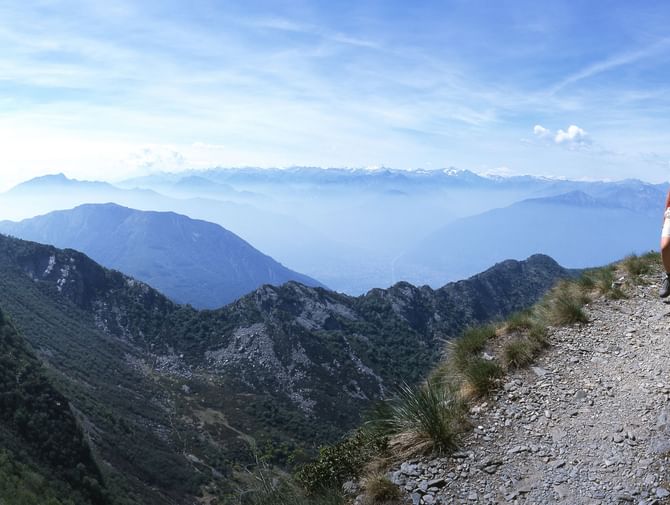 Wanderer mit einer tollen Aussicht auf der Sentiero Lago di Lugano Route. Wanderferien mit Eurotrek.