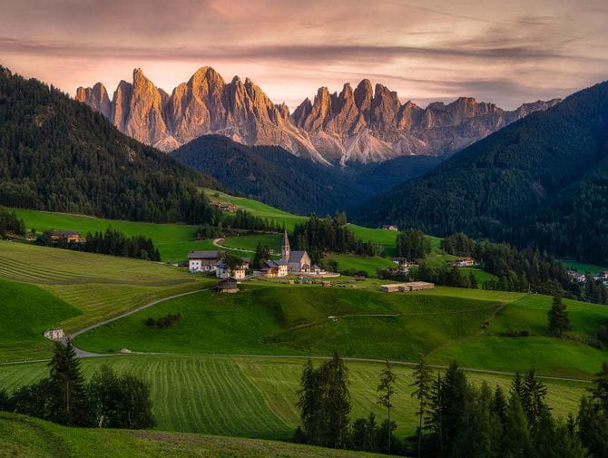 Landschaft in Südtirol mit Dolomitengipfeln im Hintergrund. 