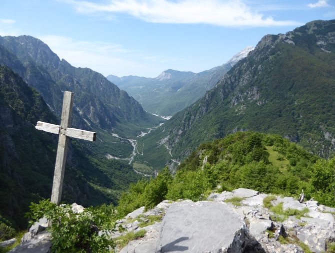 Ein Gipfelkreuz wacht über eine Schlucht in Albanien.