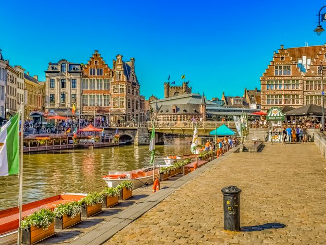 Rad und Schiff in Belgien, Altstadt in Gent, UNESCO-Weltkulturerbe