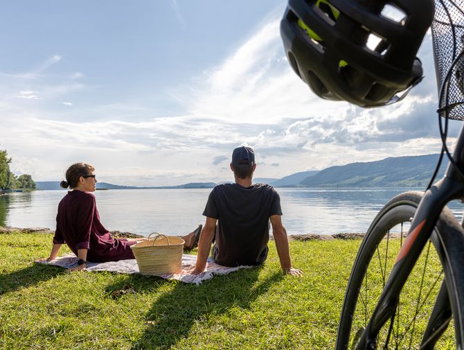 Biker im Jura - Repos au bord du lac. Jura.route. Vacances à vélo avec Eurotrek.