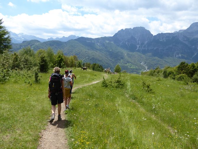 Mehrere Wanderer wandern in Albanien einem Wanderpfad entlang.