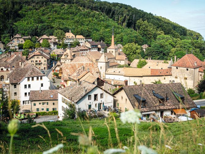 Blick auf das Dorf von Romain Motier. 