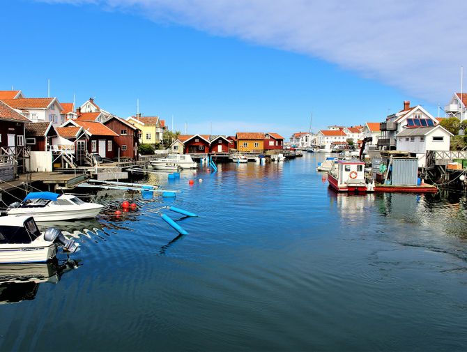 Ein kleiner Hafen und kleine schöne Häuser befinden sich an einem Kanal.