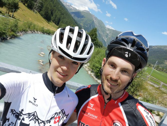 zwei Velofahrer machen ein Selfie mit schönem Hintergrund. Rennvelo Oberwallis Tour. Veloferien mit Eurotrek.
