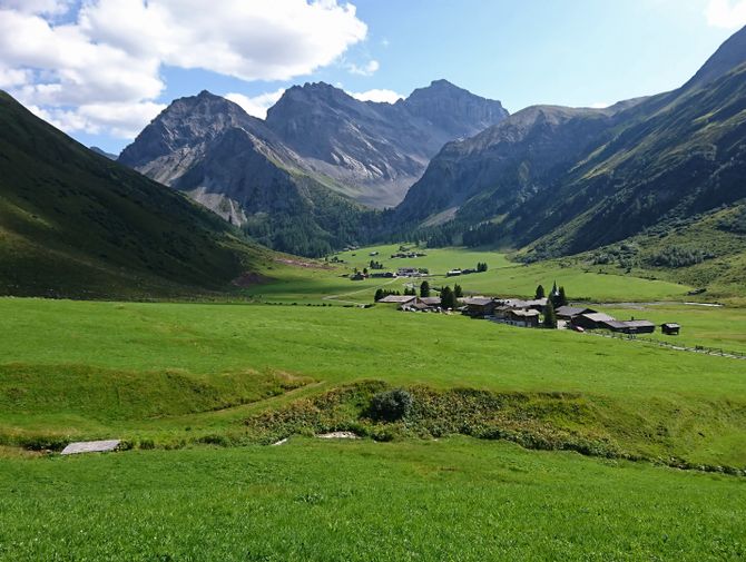 Wiesenlandschaft in den Bergen Graubündens.