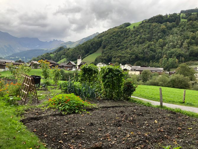Kleiner Garten mit Blick auf ein Dorf. Aktivferien mit Eurotrek.