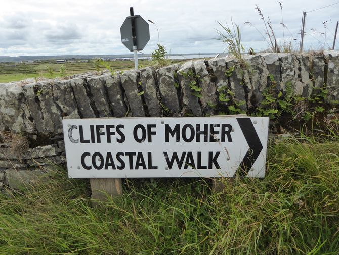 Ein Wegweiser am Wanderweg Western-Way in Irland, welcher in Richtung Cliffs of Moher zeigt.