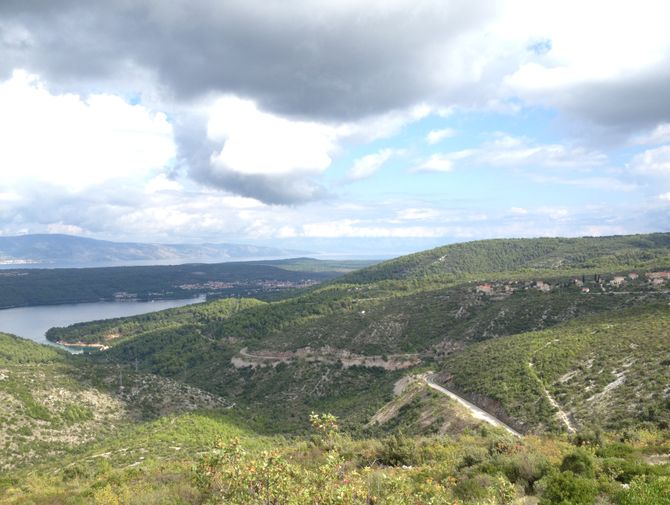 Wunderschöne Aussicht auf die Berge in Dalmatien.