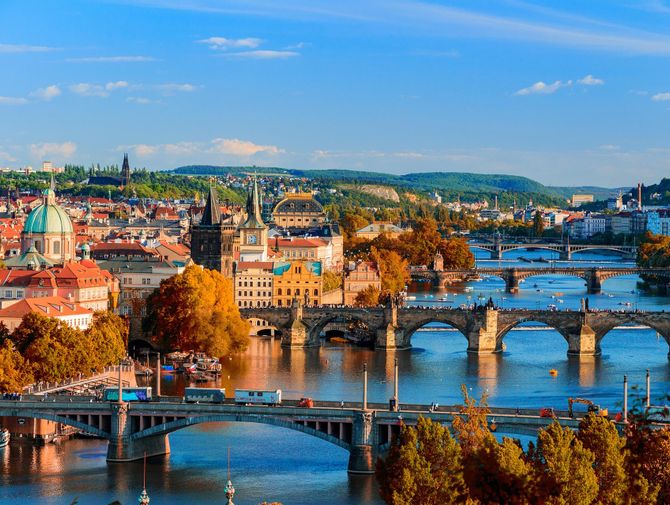 Aussicht auf Prag und einige Brücken. Aktivferien mit Eurotrek.