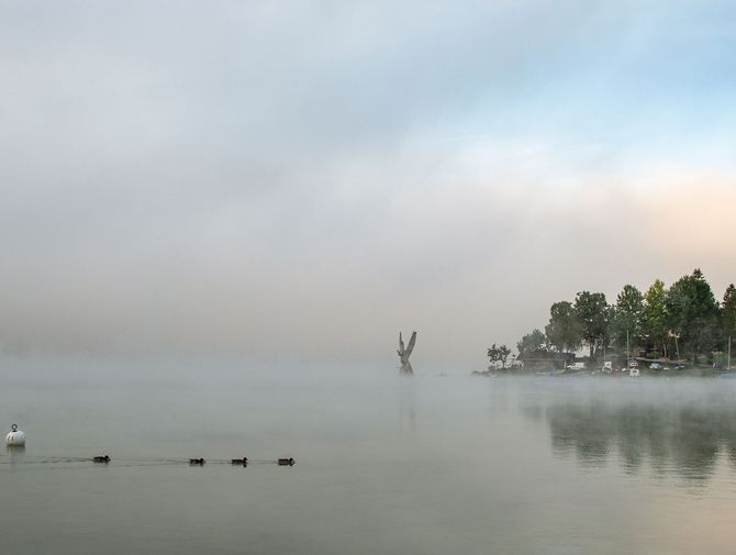 Feiner Nebel sorgt für eine verwunschene Stimmung am Lac de Joux bei Le Pont.