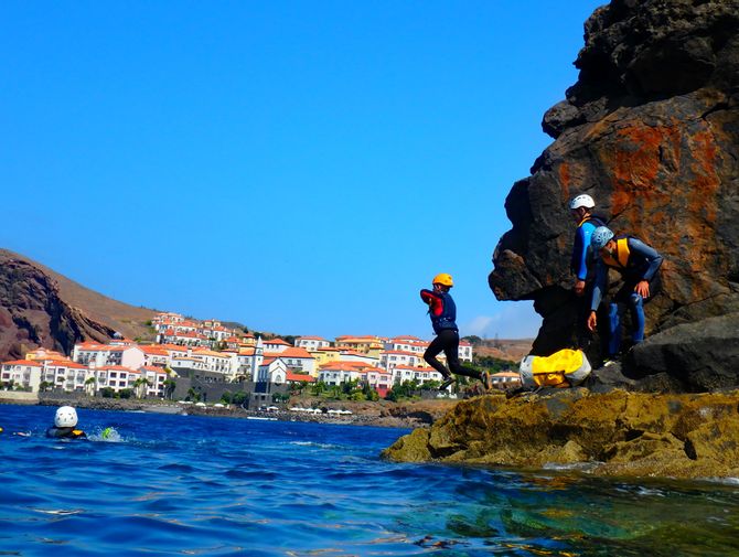 Sprung ins Wasser beim Coasteering in Madeira