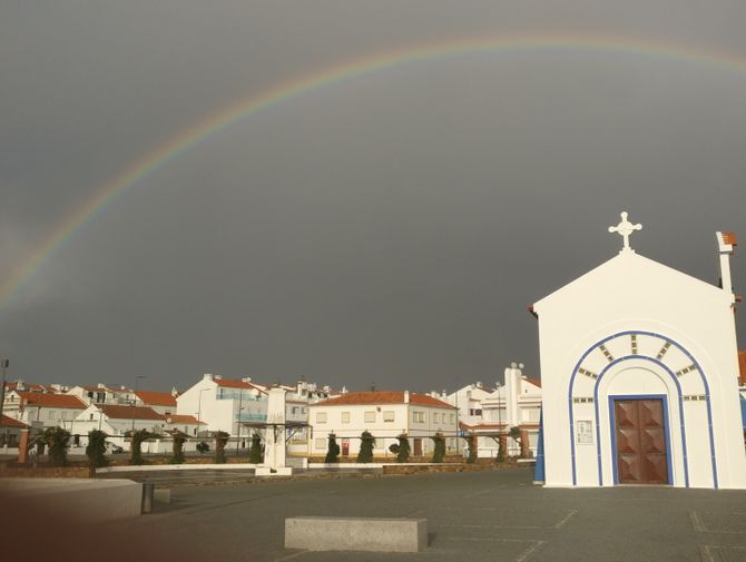 Regenbogen über einer Kirche bei der Wandertour Rota Vicentina. Wanderferien mit Eurotrek.