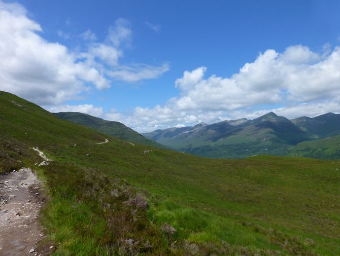 Wundevolle, sommerliche Berglandschaft mit blauem Himmel am West Highland Way.