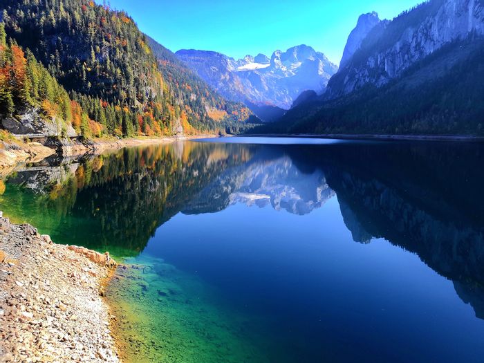 In den Alpen in Österreich lassen sich märchenhafte Seen entdecken.