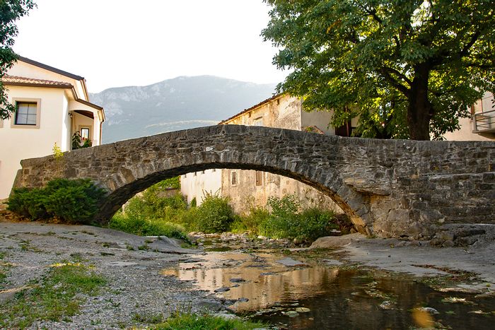 Alte Steinbrücke in Slowenien
