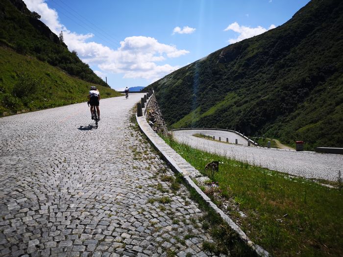 Zwei Rennradfahrer auf der Gotthardpassstrasse nach Oberwallis