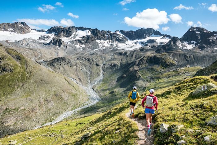 Zwei Trail Runner befinden sich auf der Trailrunning-Tour von Eurotrek auf der Via Grischuna im Kanton Graubünden.