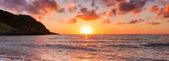 Sonnenuntergang auf Kreta mit rot schimmerndem Meer und Himmel.