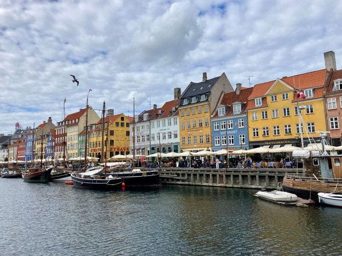 Blick auf den Hafen im Stadtviertel Nyhavn von Kopenhagen