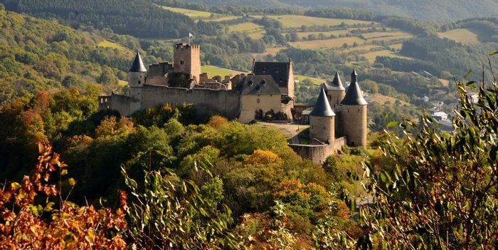 Die Burg Bourscheid liegt auf einem Hügel in Luxemburg.