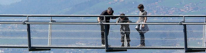 Eine Familie steht auf der Panoramabrücke Leissigen und schaut in den Abgrund.