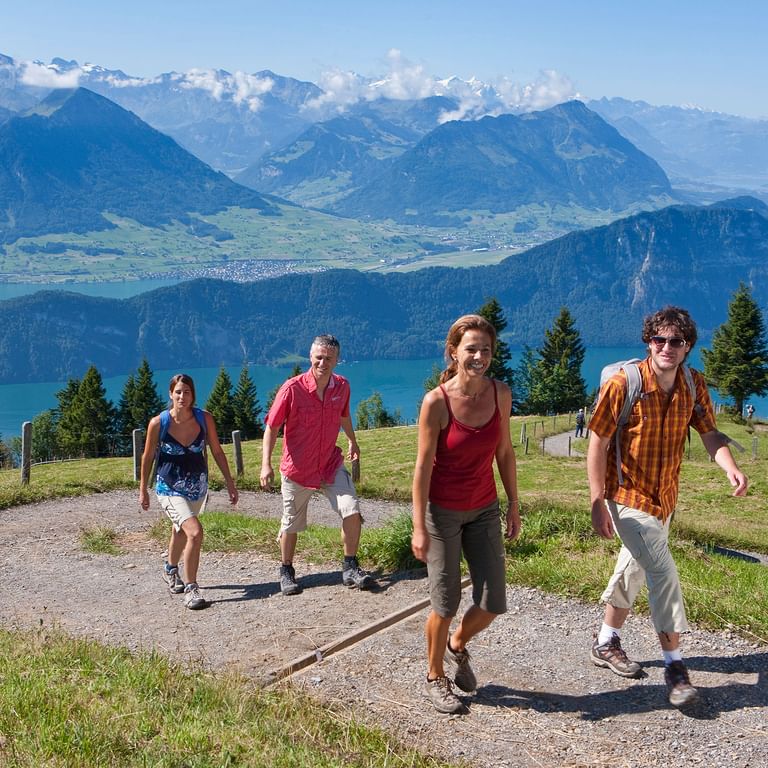RIGI LU Wanderer beim Aufstieg bei traumhaften Wetter.