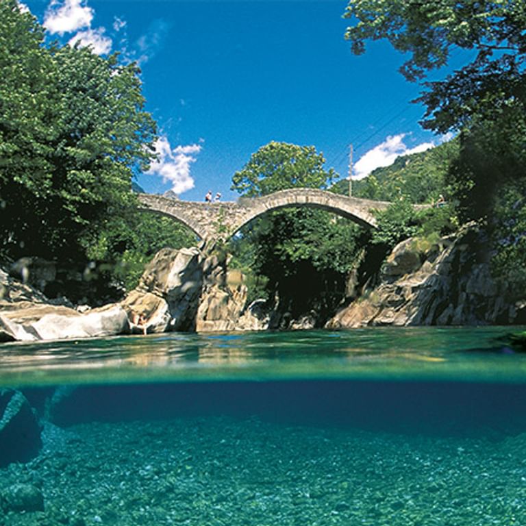 Die typische Steinbrücke in Lavertezzo im Verzascatal im Tessin.