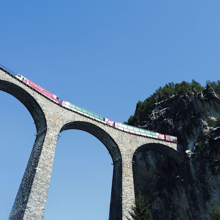 Die Rhätische Bahn fährt über das Landwasserviadukt in der Albula-Region im Kanton Graubünden.