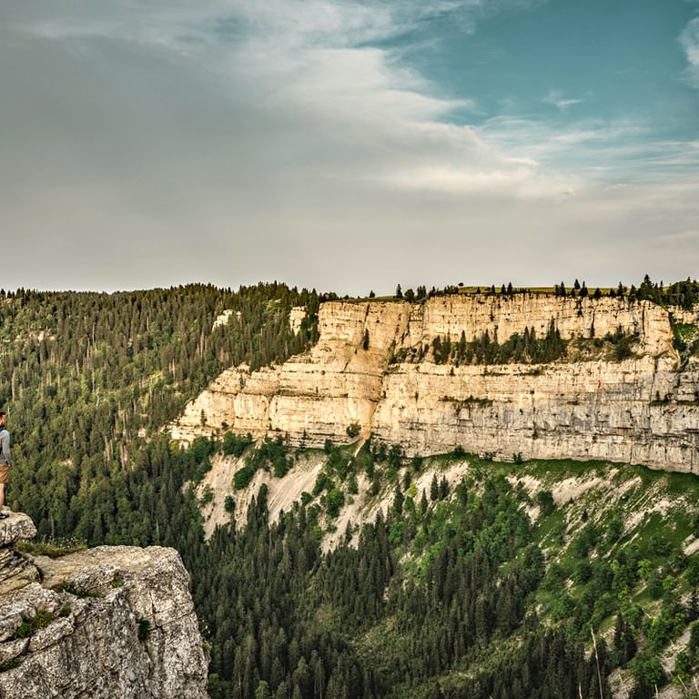 Wanderer vor dem Creux du Van Wanderer vor dem Creux du Van
